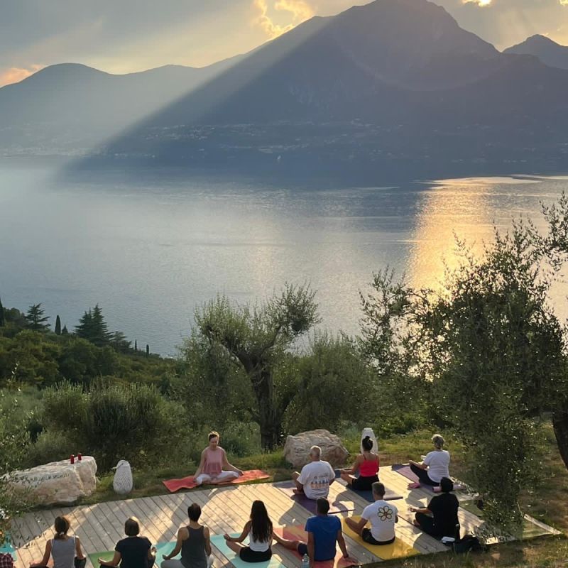 Yoga al Tramonto sul Lago di Garda: Armonia tra Hatha Yoga e Meditazione a Crero
